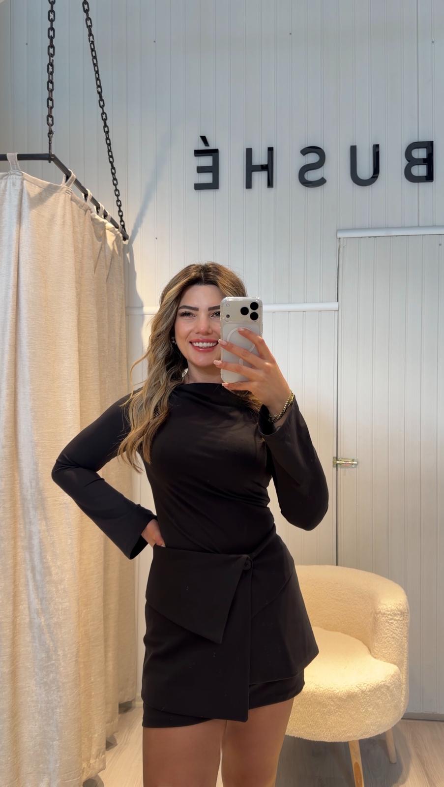 AKSESUARLI SİYAH MİNİ ELBİSE