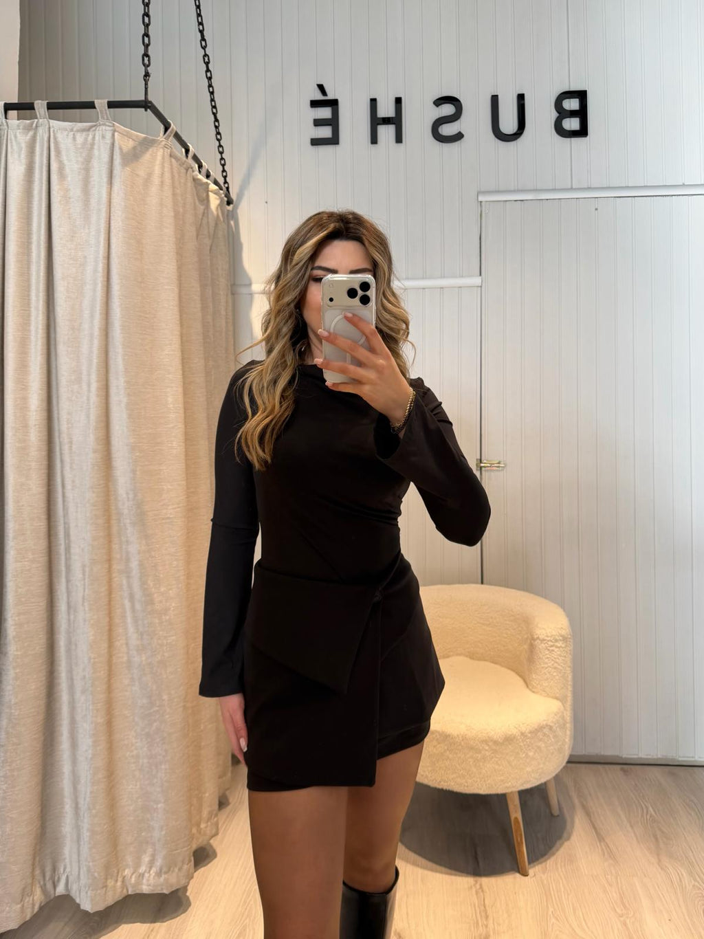 AKSESUARLI SİYAH MİNİ ELBİSE