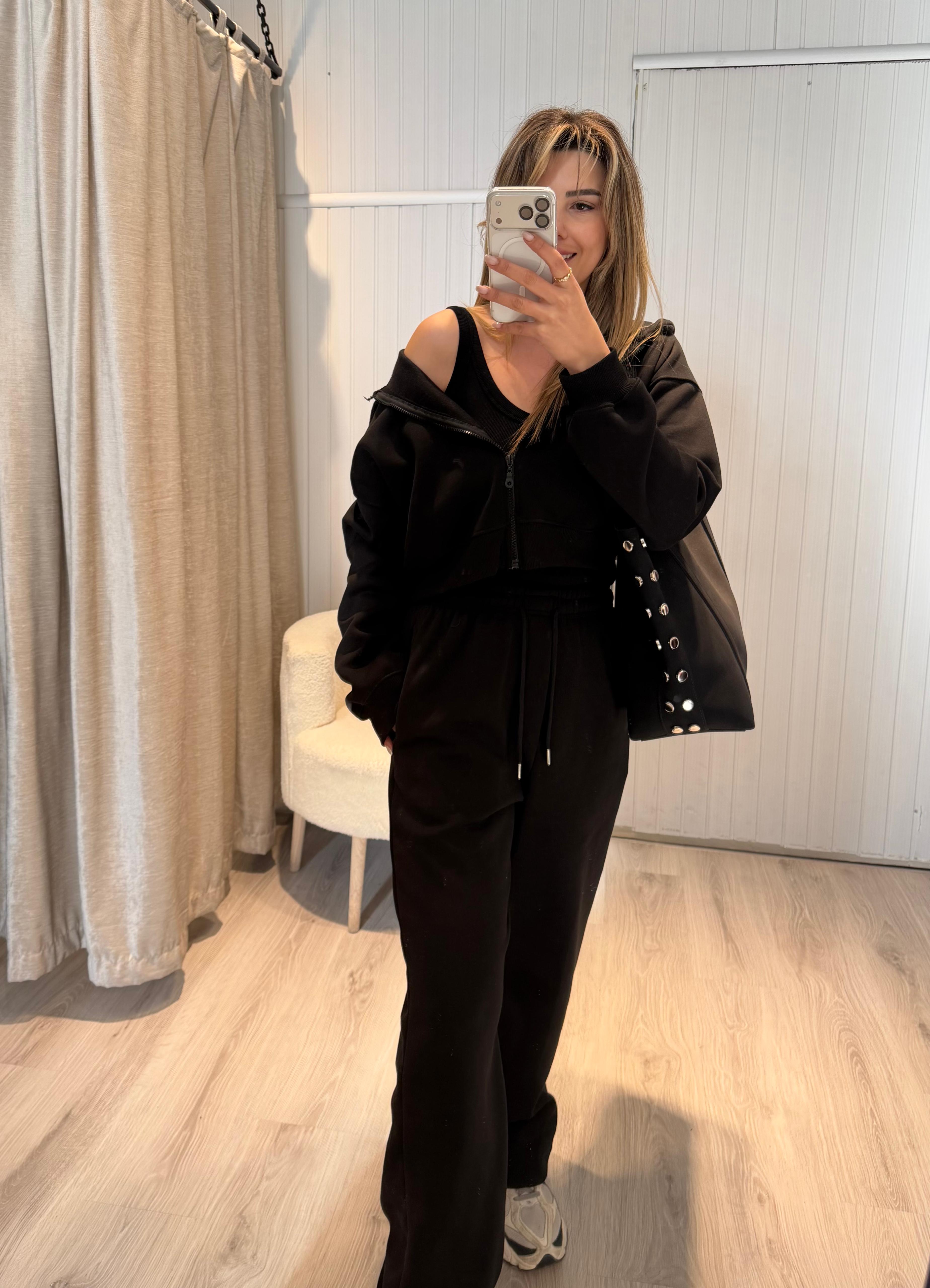 SİYAH KAPŞONLU EŞOFMAN TAKIMI