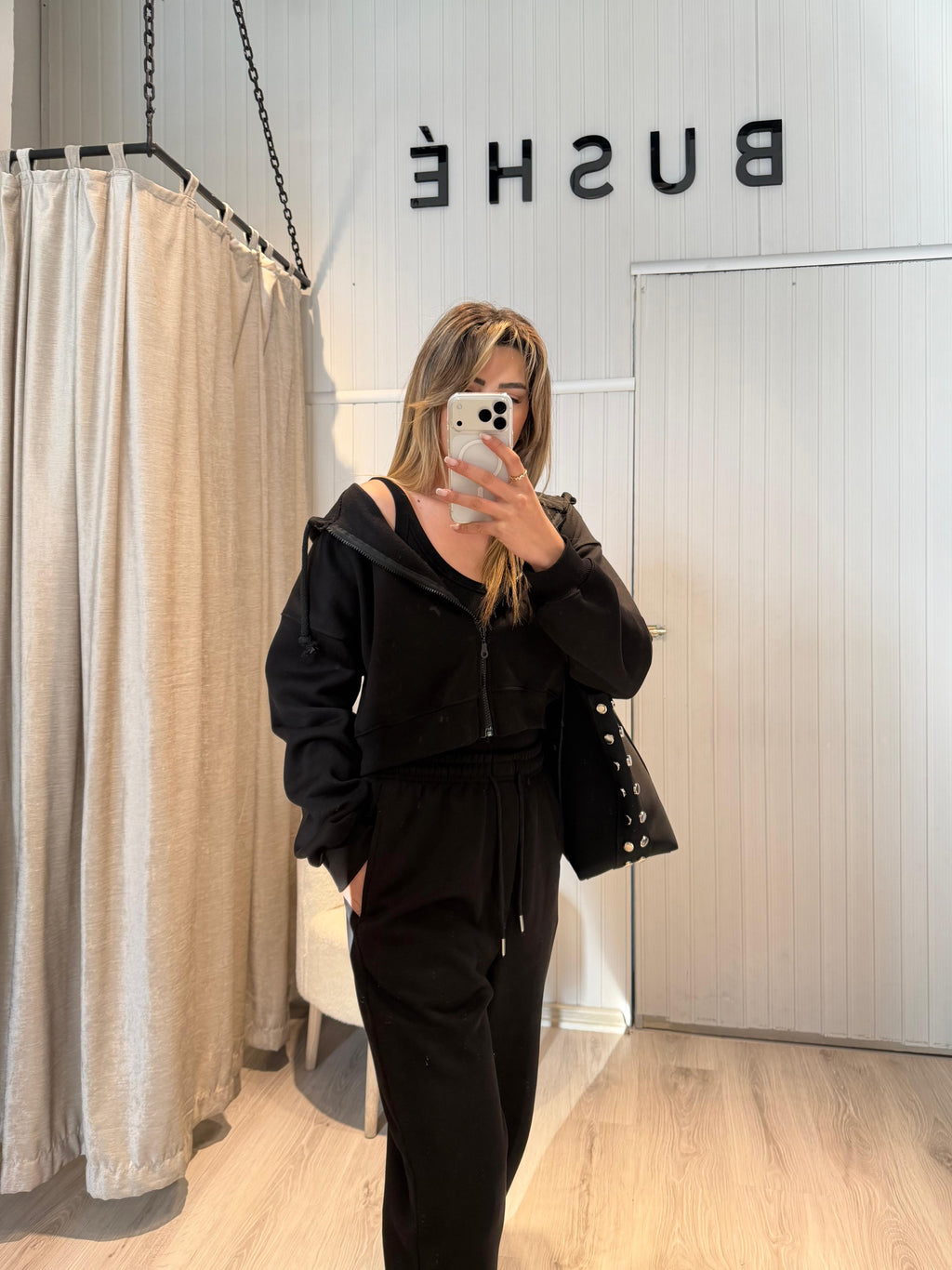 SİYAH KAPŞONLU EŞOFMAN TAKIMI