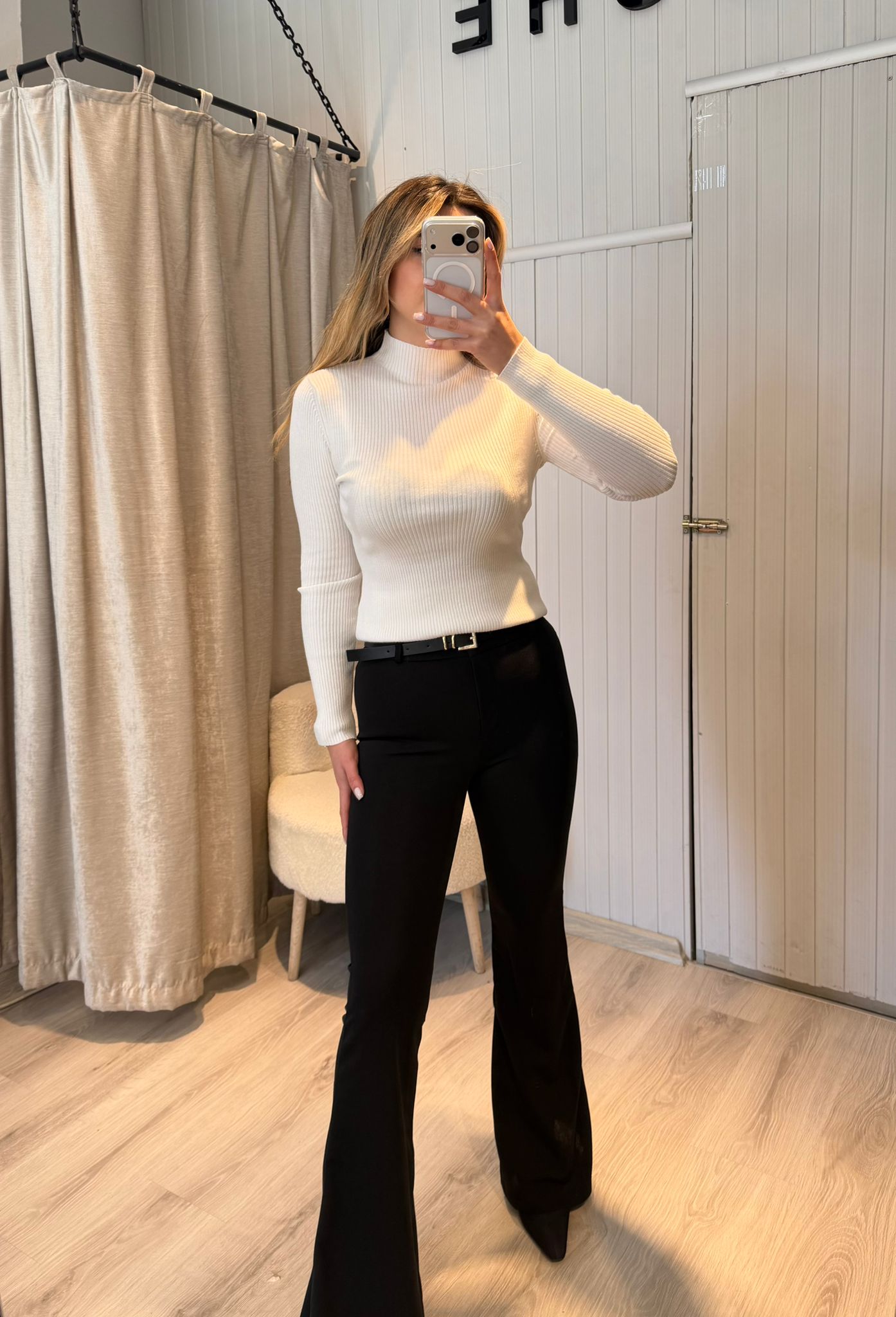 KENDİNDEN KEMERLİ BİR BEDEN ZAYIF GÖSTEREN İSOANYOL KUMAŞ PANTOLON