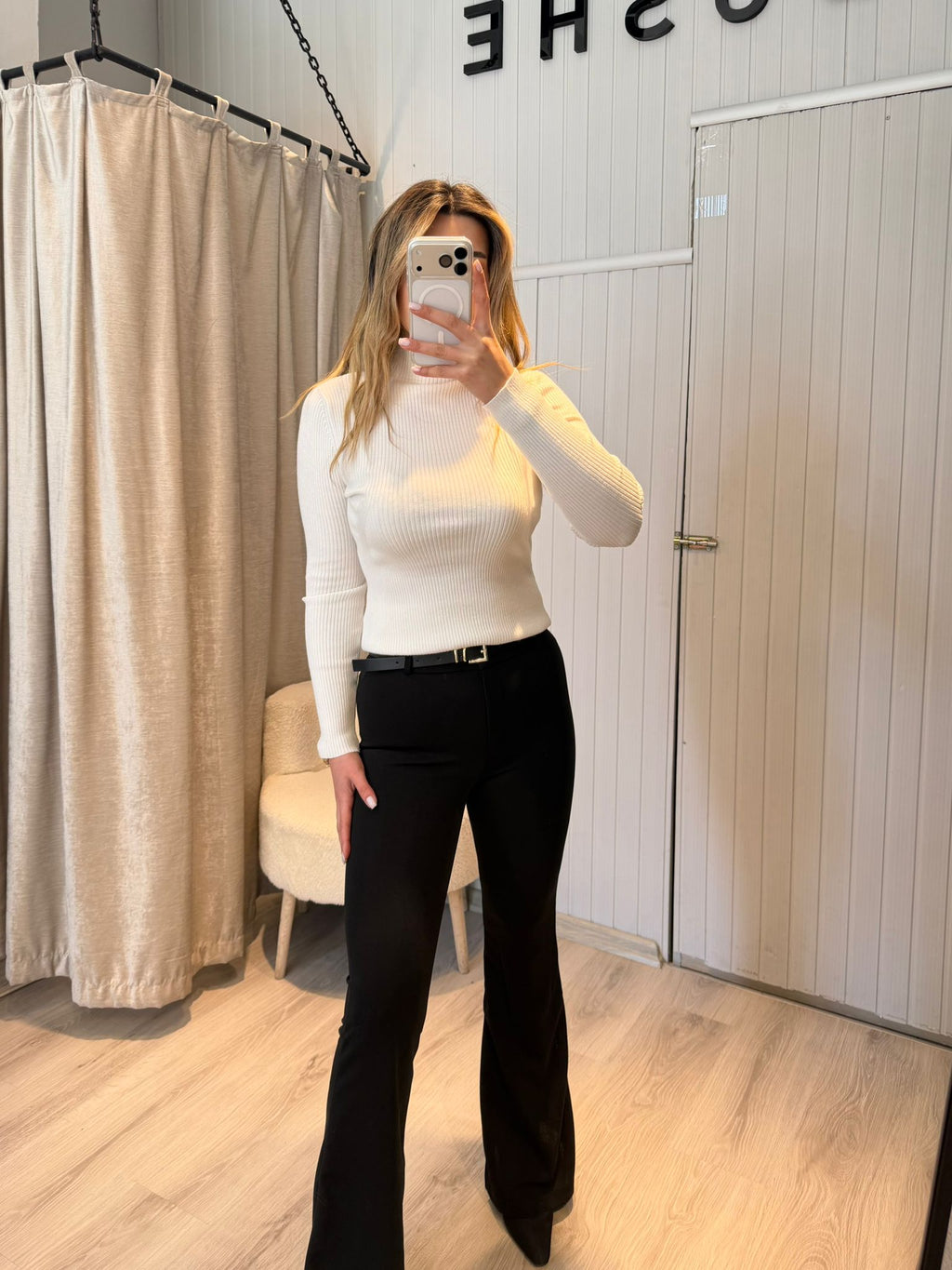 KENDİNDEN KEMERLİ BİR BEDEN ZAYIF GÖSTEREN İSOANYOL KUMAŞ PANTOLON