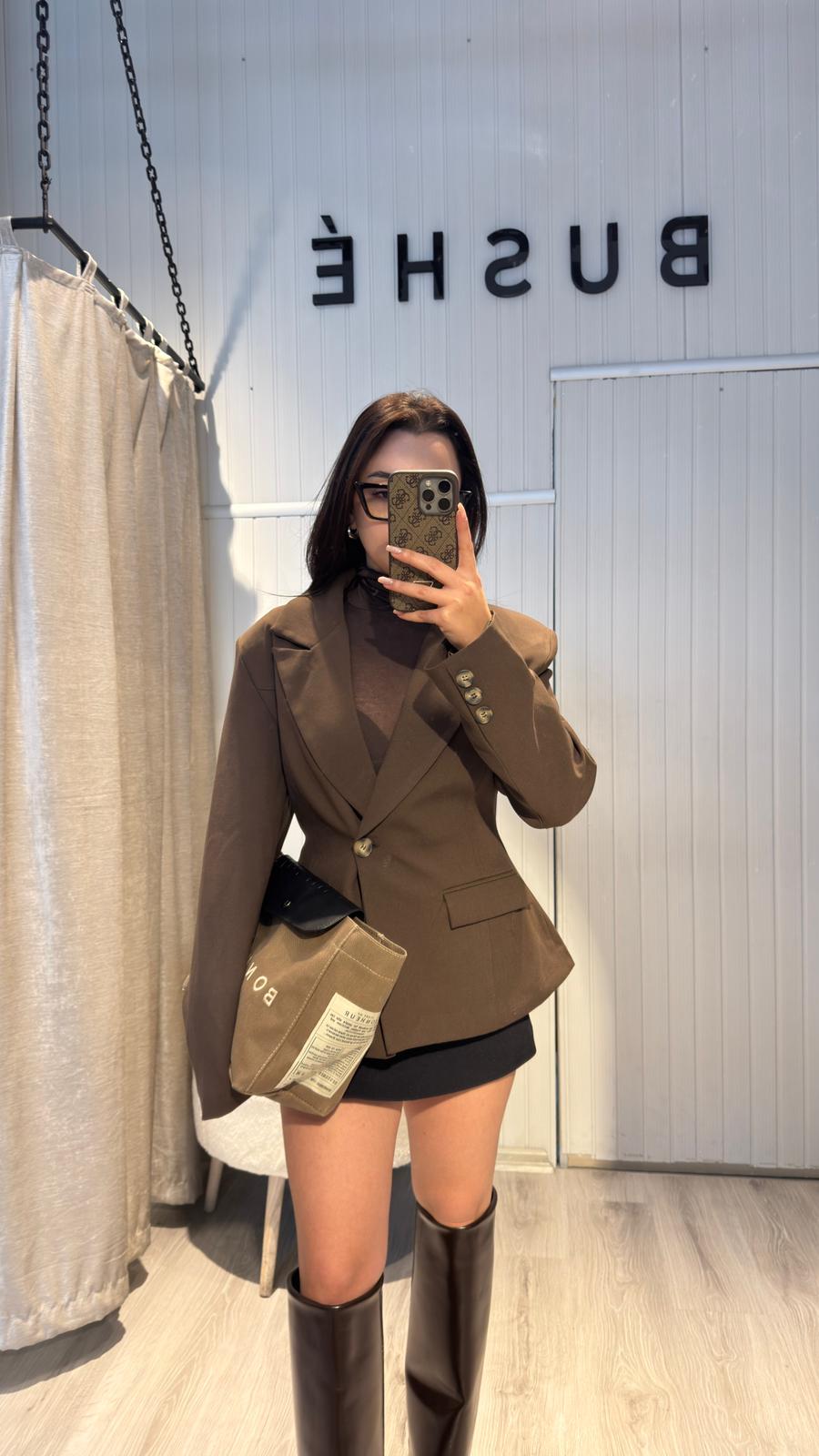 KAHVERENGİ BELDEN OTURTMALI TEK DÜĞME BLAZER