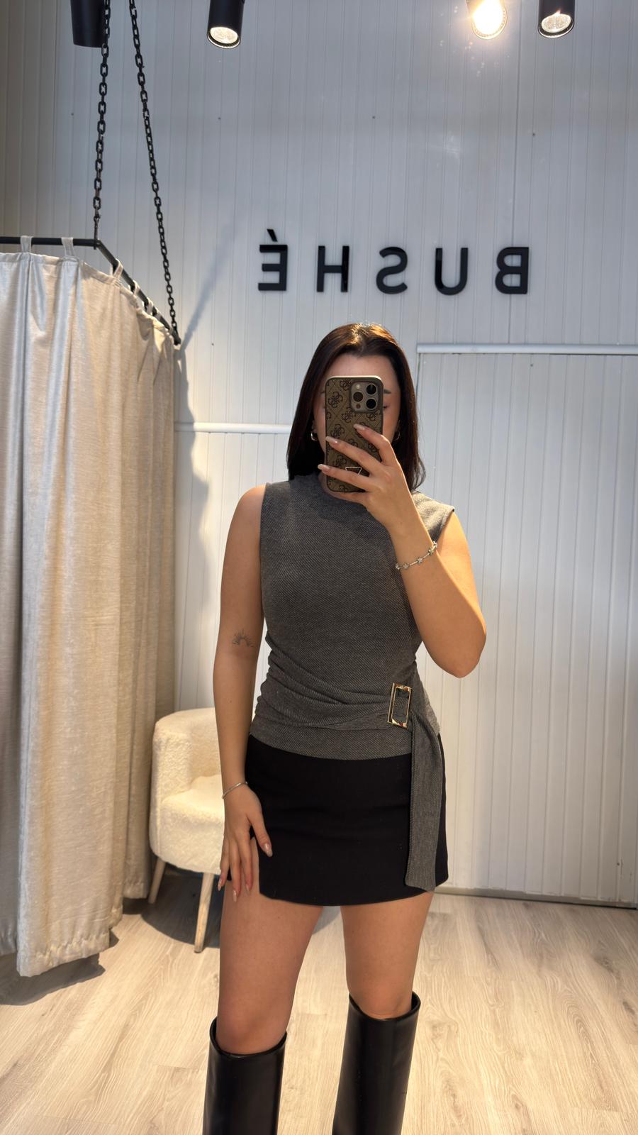 GRİ AKSESURARLI ÜST