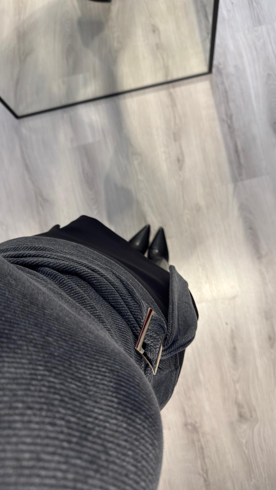 GRİ AKSESURARLI ÜST