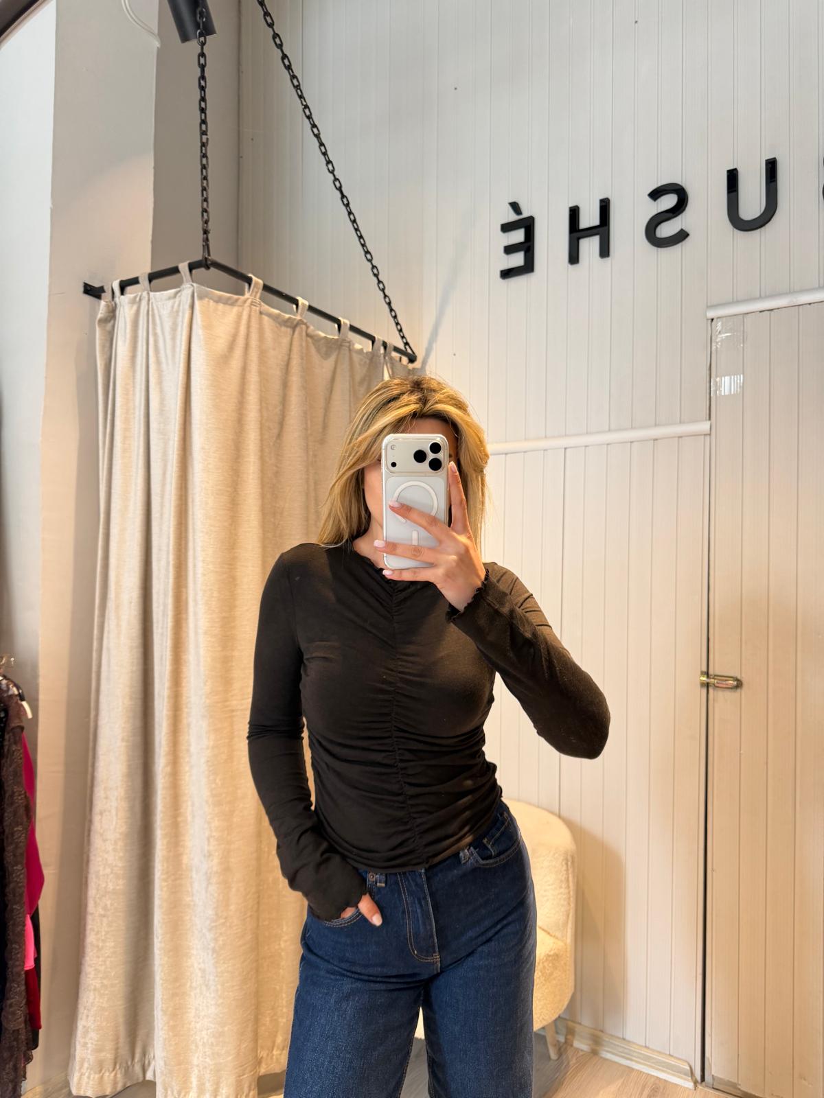 ÖNÜ BÜZGÜLÜ BLUZ